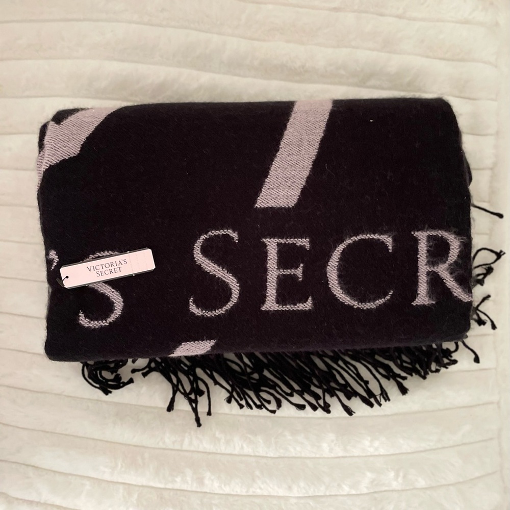 Victoria SecretBlack/Pink Scarf